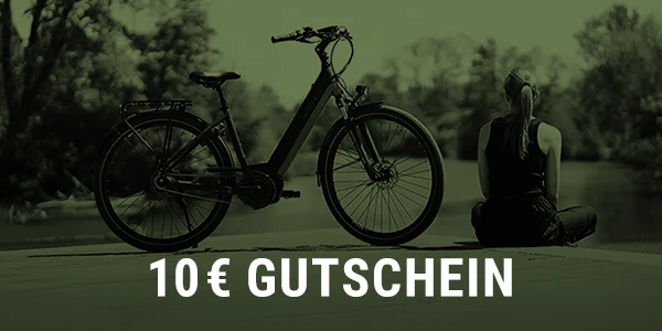 E-Bike auf einem Steg neben einer Frau, im Vordergrund steht der Hinweis: 10 € Gutschein.
