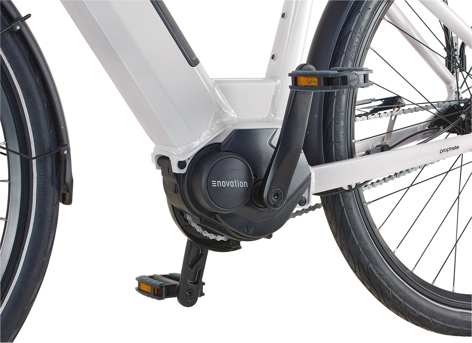 Bildausschnitt Detailansicht Mittelmotor im Fokus mit Pedalen und Rahmen im Anschnitt vor weißem Hintergrund