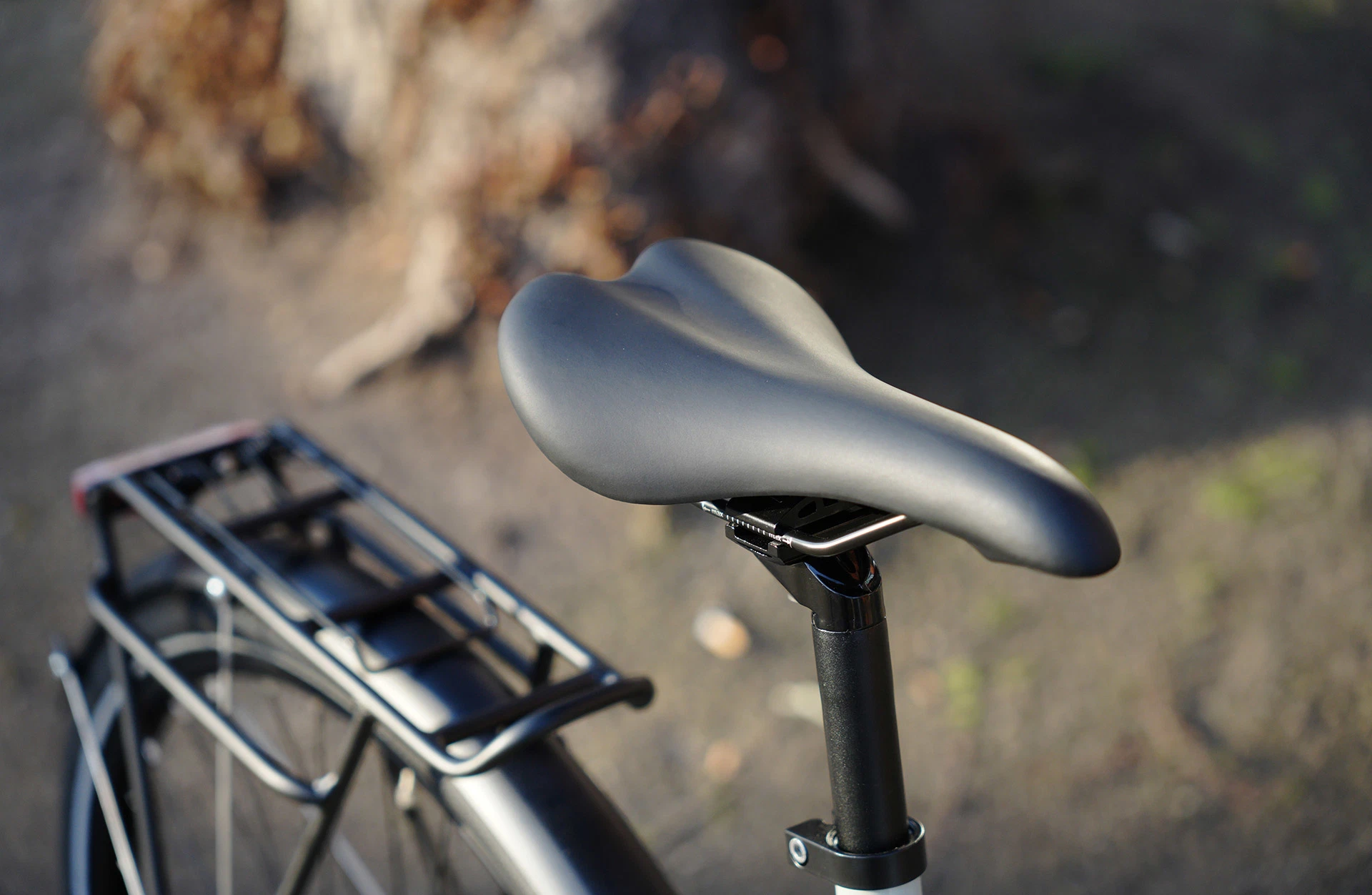 Entdecker 500 Trekking Bike - Detailansicht Sattel diagonal im Freien