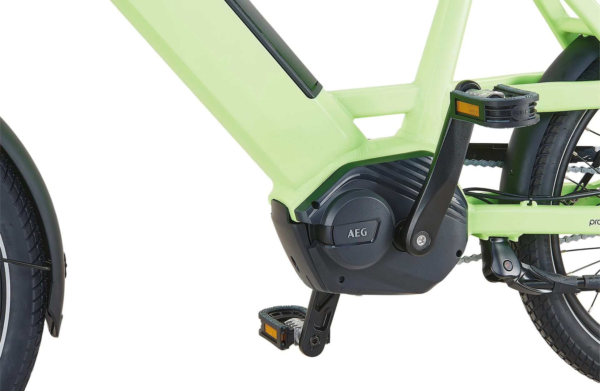 Bildausschnitt Mittelmotor von AEG mit Pedalarmen und Pedalen, sowie Anschnitt Vorder- und Hinterreifen und Fahrradständer