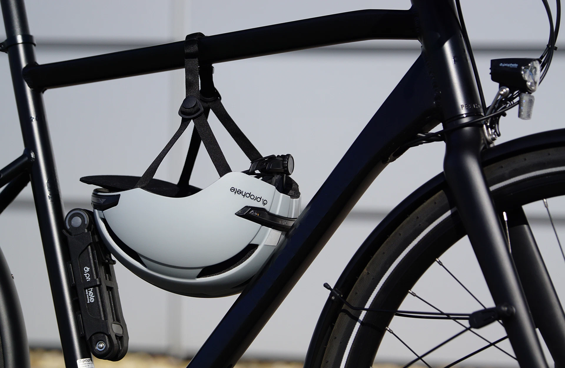 Fahrradhelm grau hängt an Fahrradrahmen - Detailansicht