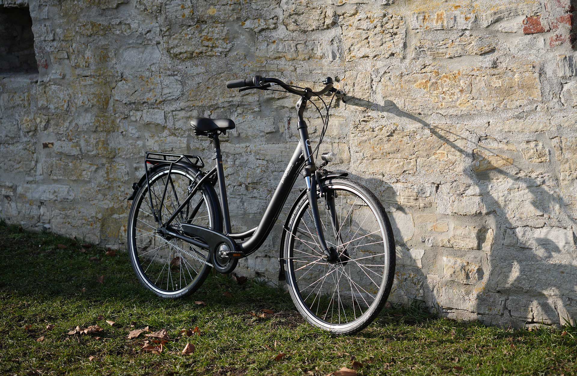 Cityrad schwarz - seitlich an Mauer gelehnt im Freien