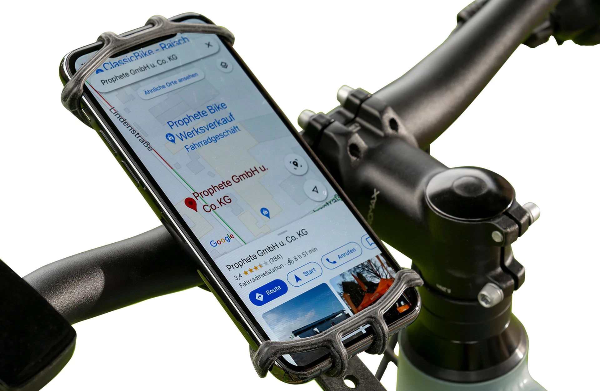 Smartphonehalter mit Smartphone am Lenker befestigt- Detailansicht auf weißem Grund