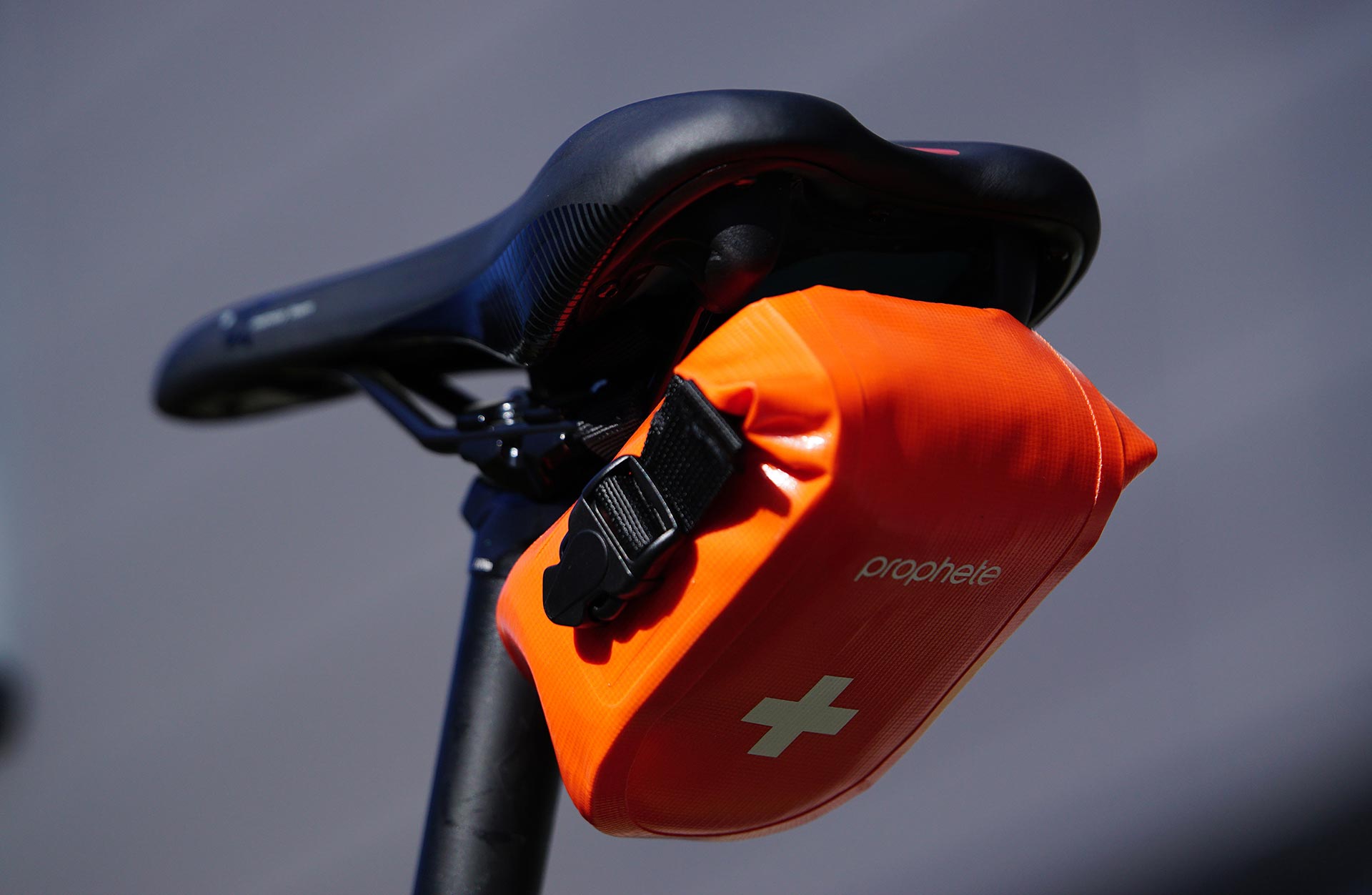 Erste Hilfe Tasche unter Fahrradsattel montiert im Freien