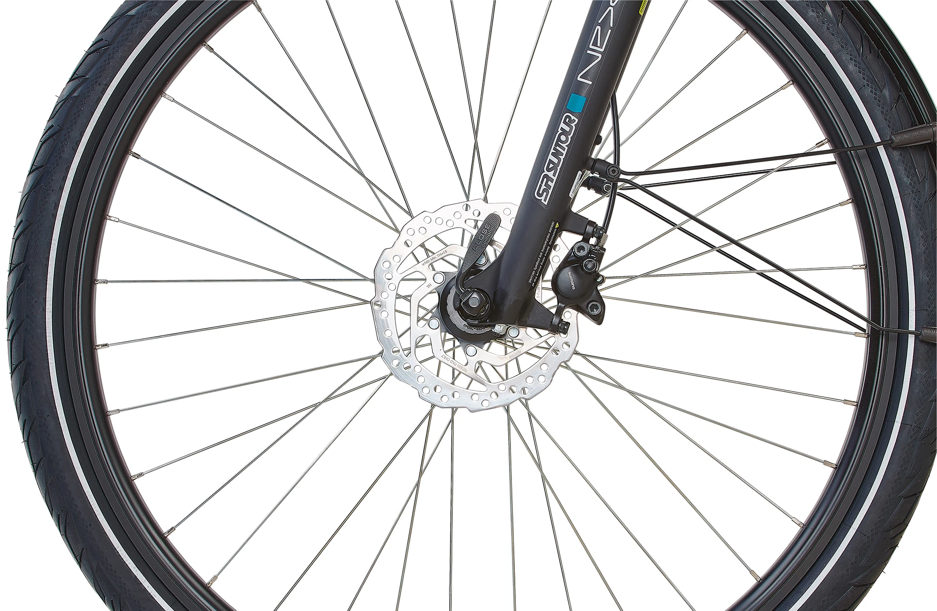 Bildausschnitt Detailansicht Vorderrad mit Speichen, Schnellspanner, Scheibenbremse und Gabel im Anschnitt vor weißem Hintergrund