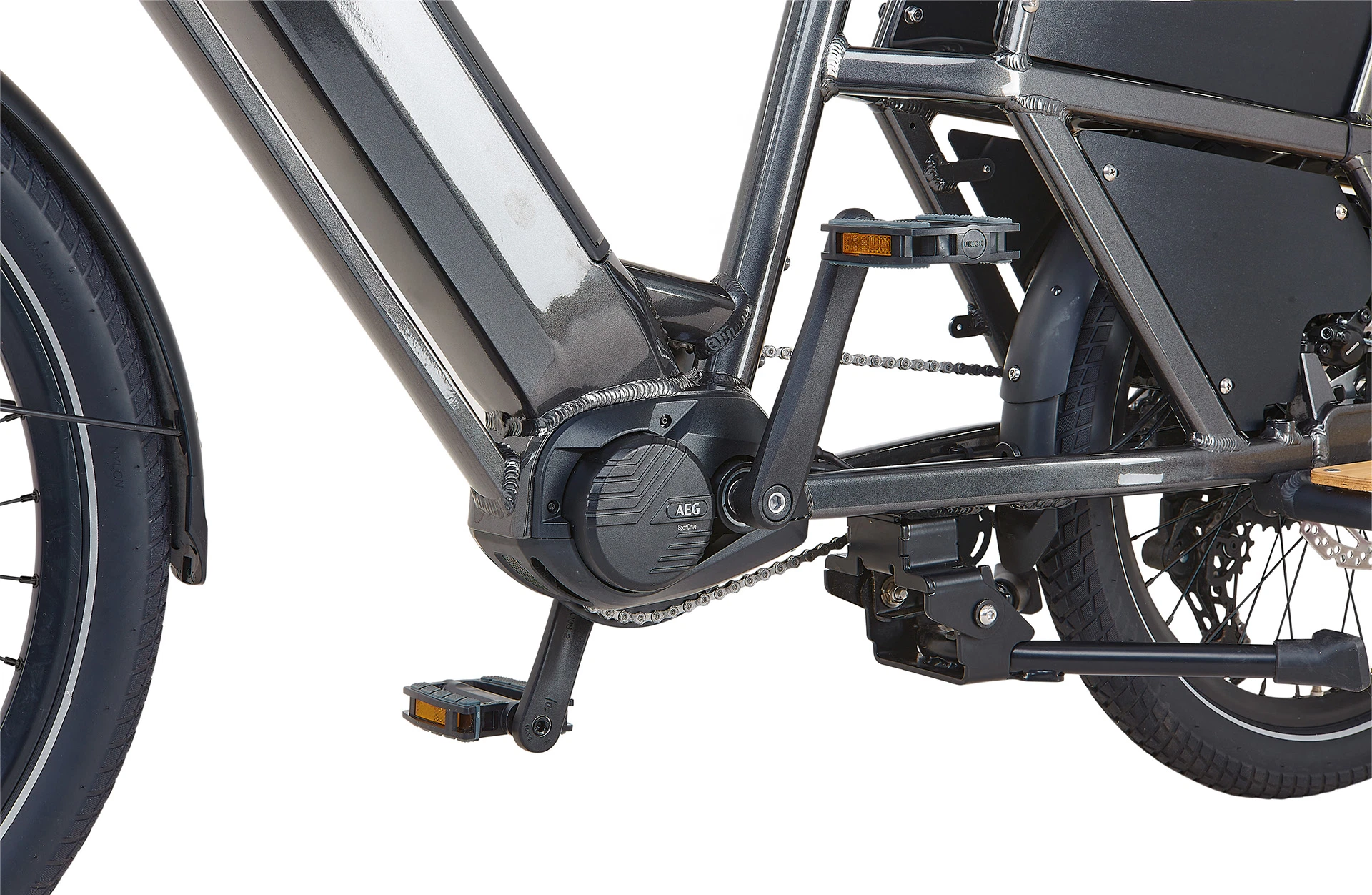 Bildausschnitt Prophete Longtail E-Lastenrad mit AEG SportDrive Mittelmotor, Kettenantrieb, robustem Rahmen und großem Zweibeinständer