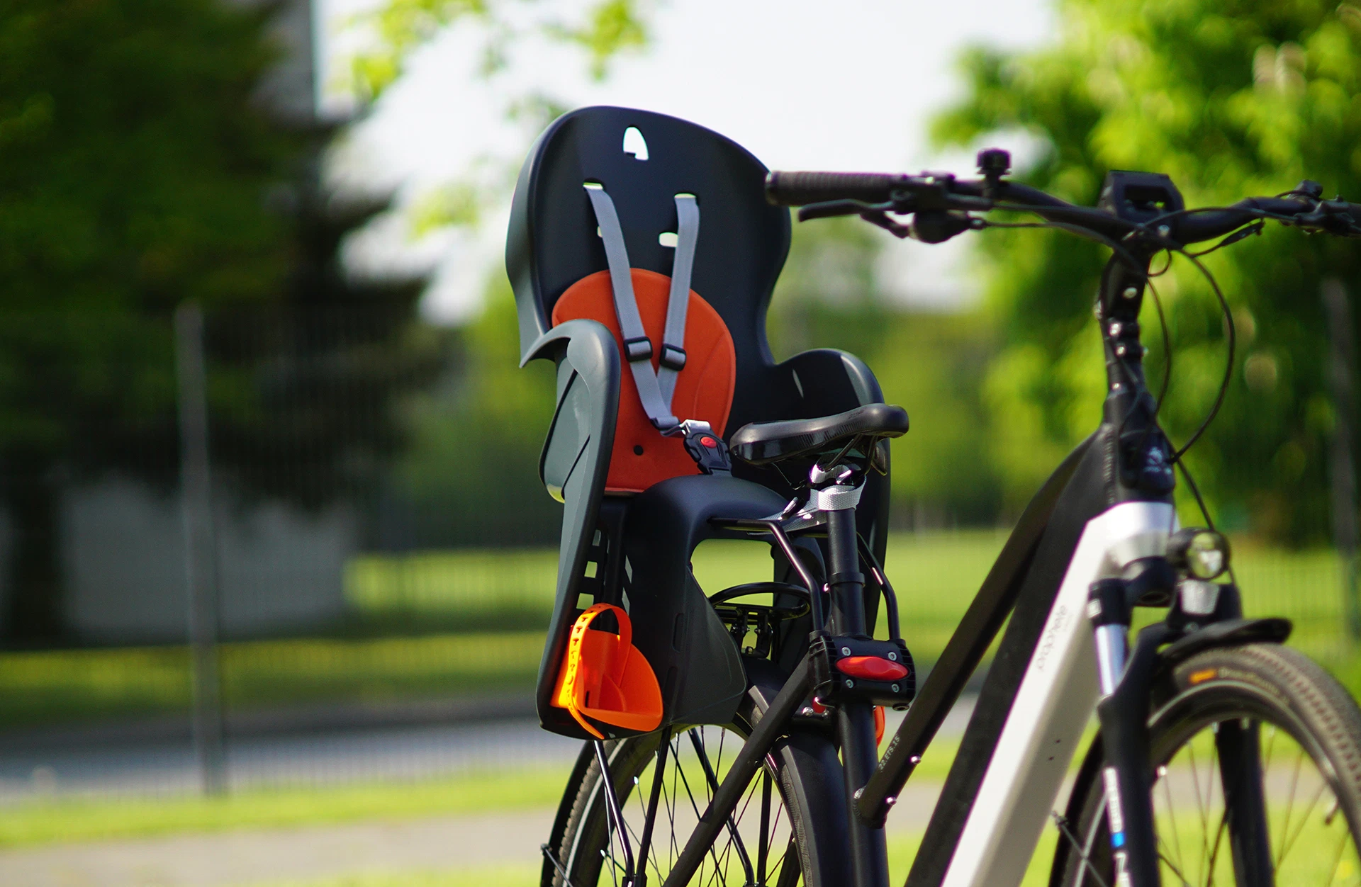 Polisport Kindersitz auf Prophete E-Bike montiert – sichere Fahrradbefestigung