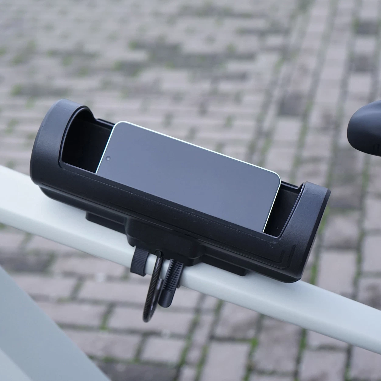 Bike Safe mit Smartphone - seitliche Ansicht im Freien