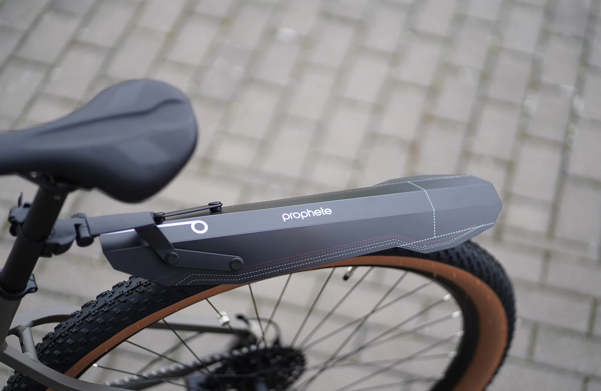 Schutzblech klappbar am Hinterrad montiert - Ansicht seitlich oben im Freien