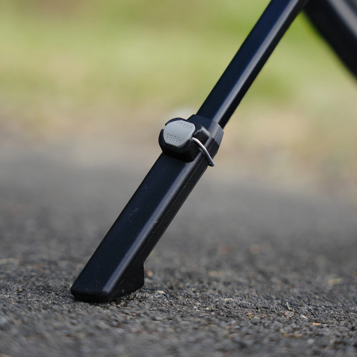 Ursus Hinterbau-Seitenständer am Fahrrad im freien - detailansicht