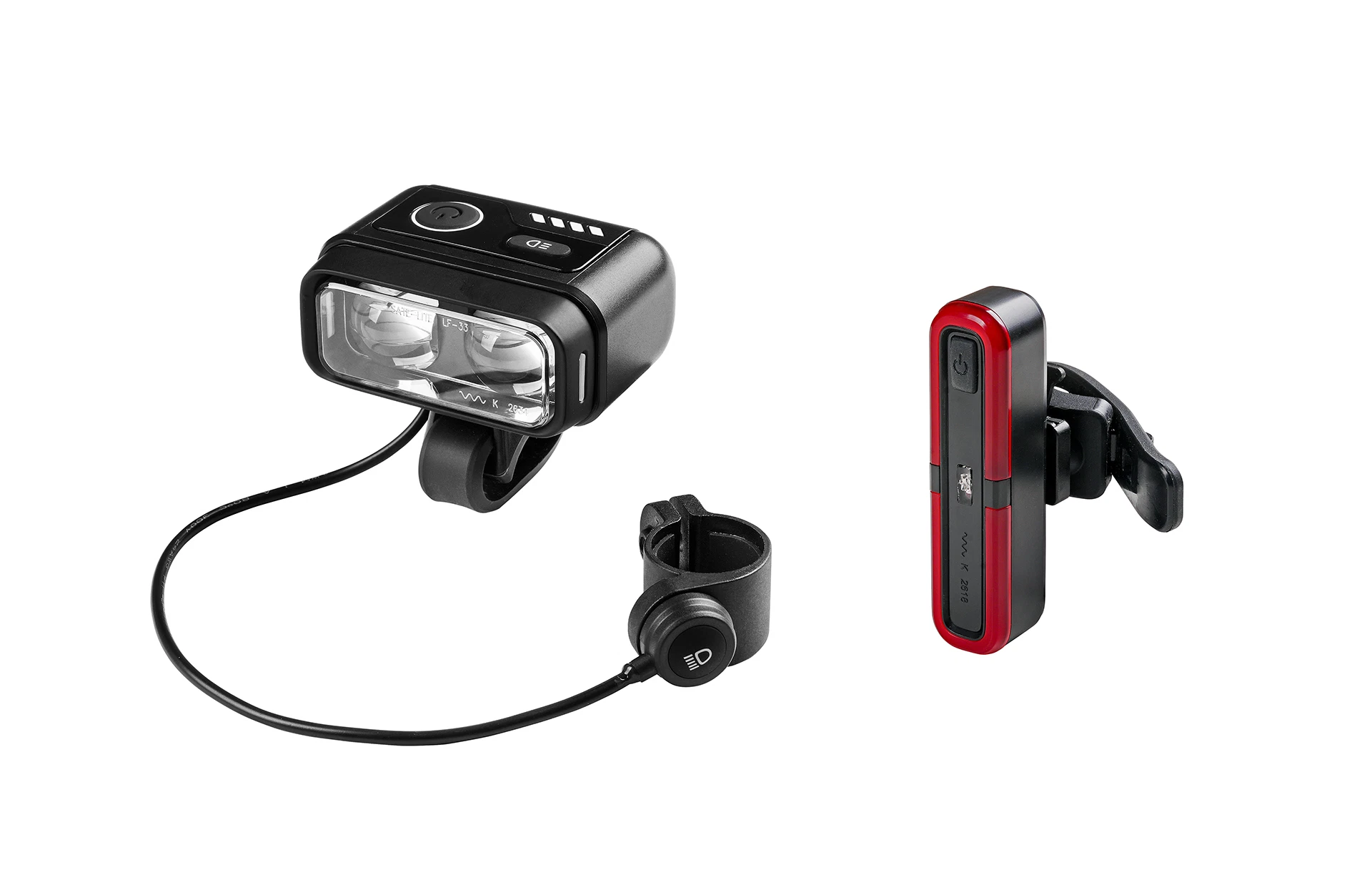 Vollansicht diagonal Beleuchtungsset (Scheinwerfer und Rücklicht) mit Fernlicht Bedieneinheit vor weißem Hintergrund