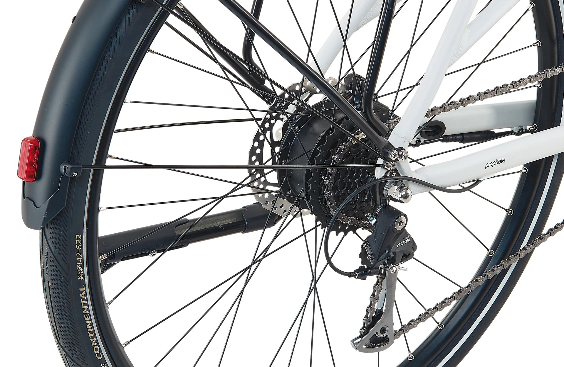 Bildausschnitt Hinterreifen mit Shimano Altus Schaltung, Scheibenbremsen und Schutzblechen vor weißem Hintergrund