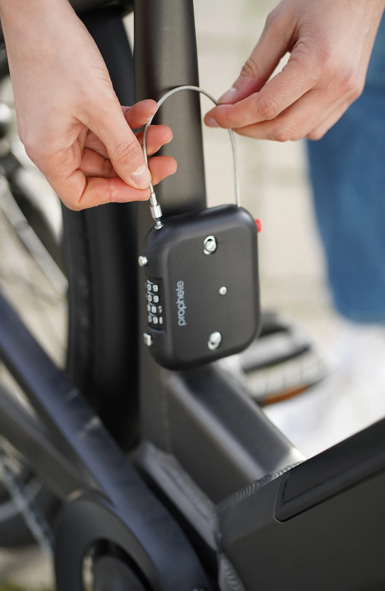 Helmschloss mit Kabel an Fahrrad montiert - seitliche Ansicht