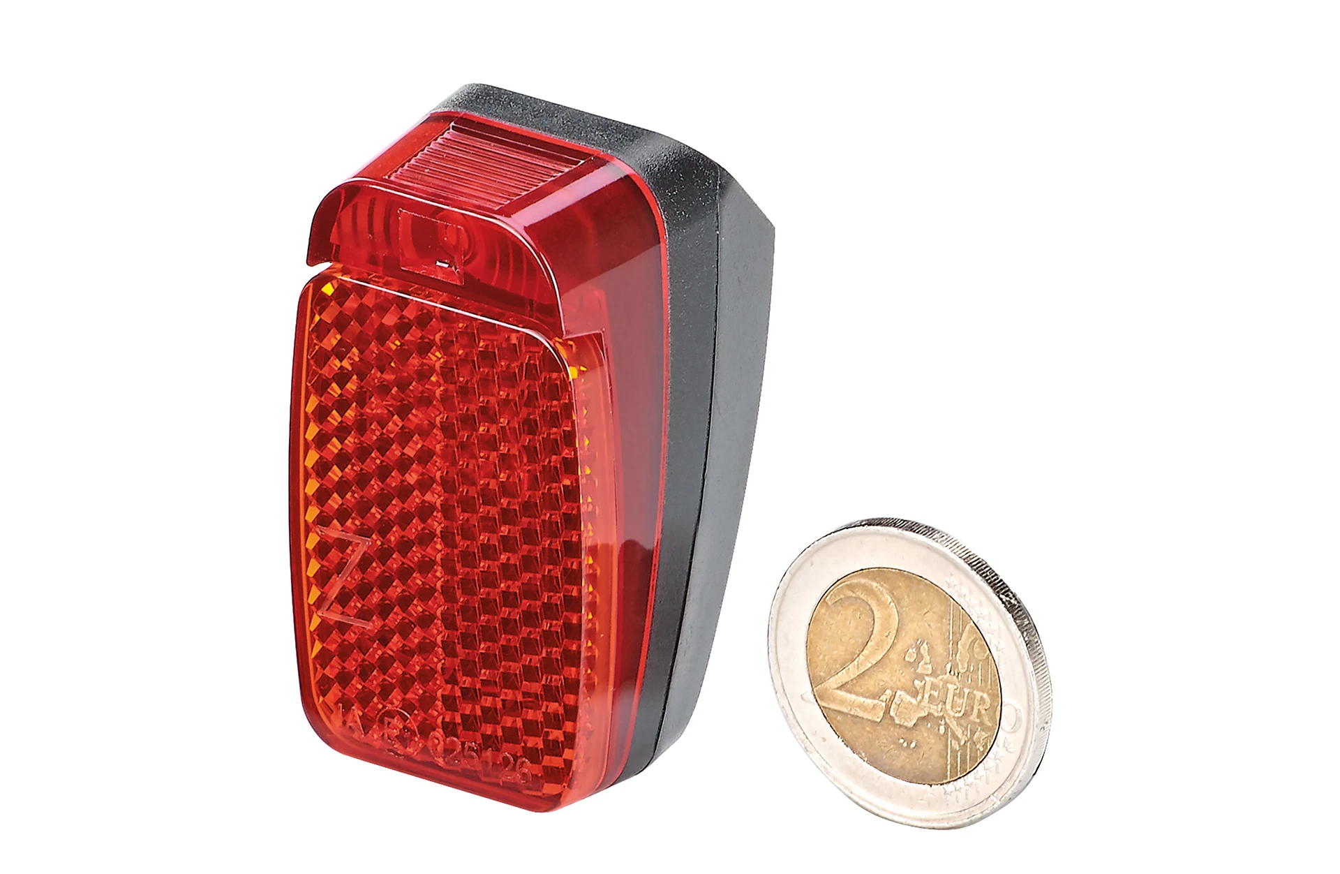Rücklicht rot mit Reflektor im Vergleich zu 2 Euro Münze - diagonale Ansicht auf weißem Grund