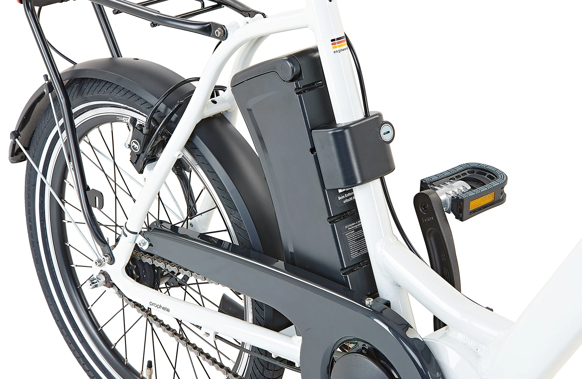 Bildausschnitt Hinterbau mit Sidclick Akku hinter dem Oberrohr unter dem Sattel, Gepäckträger und Magura Felgenbremse vor weißem Hintergrund