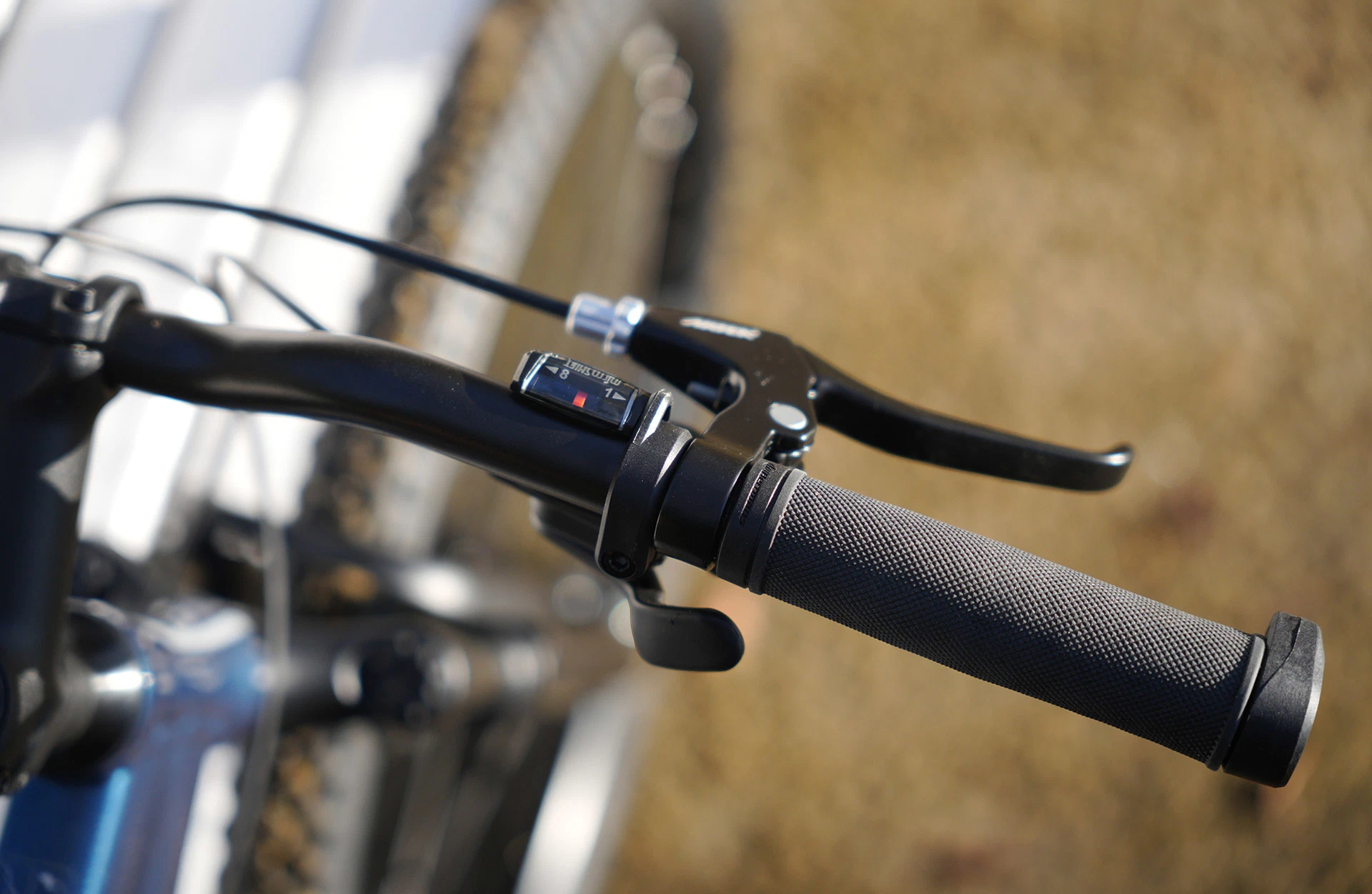 blaues Mountainbike - Detailansicht Lenker