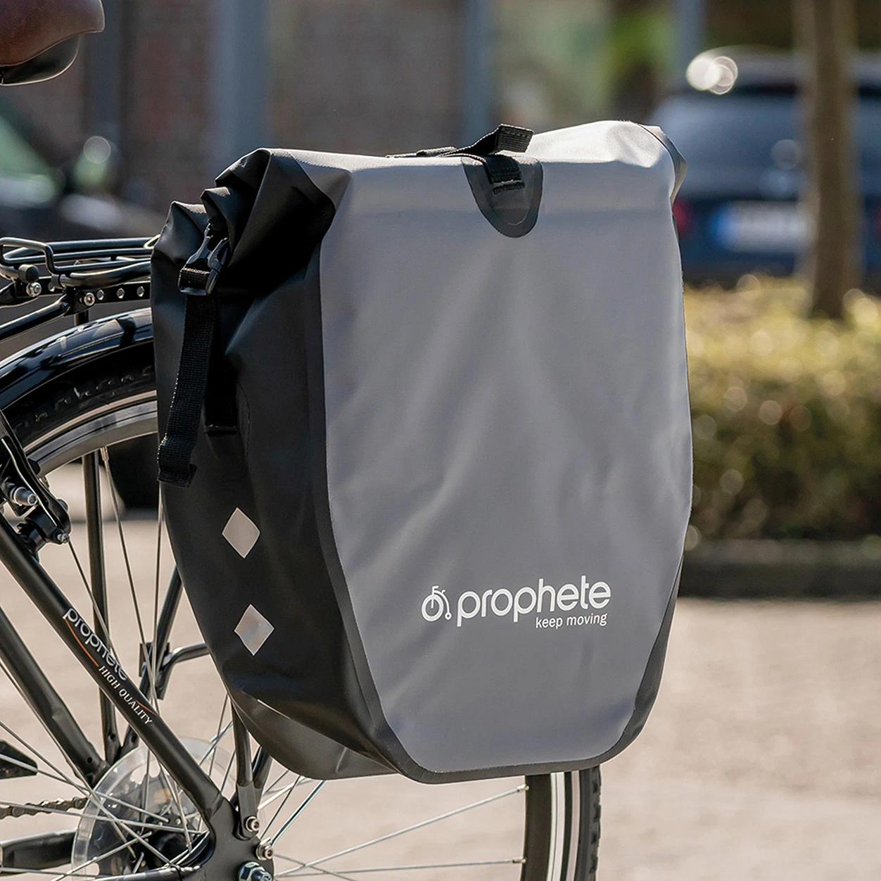 Fahrradtasche grau - montiert an Fahrrad im Freien