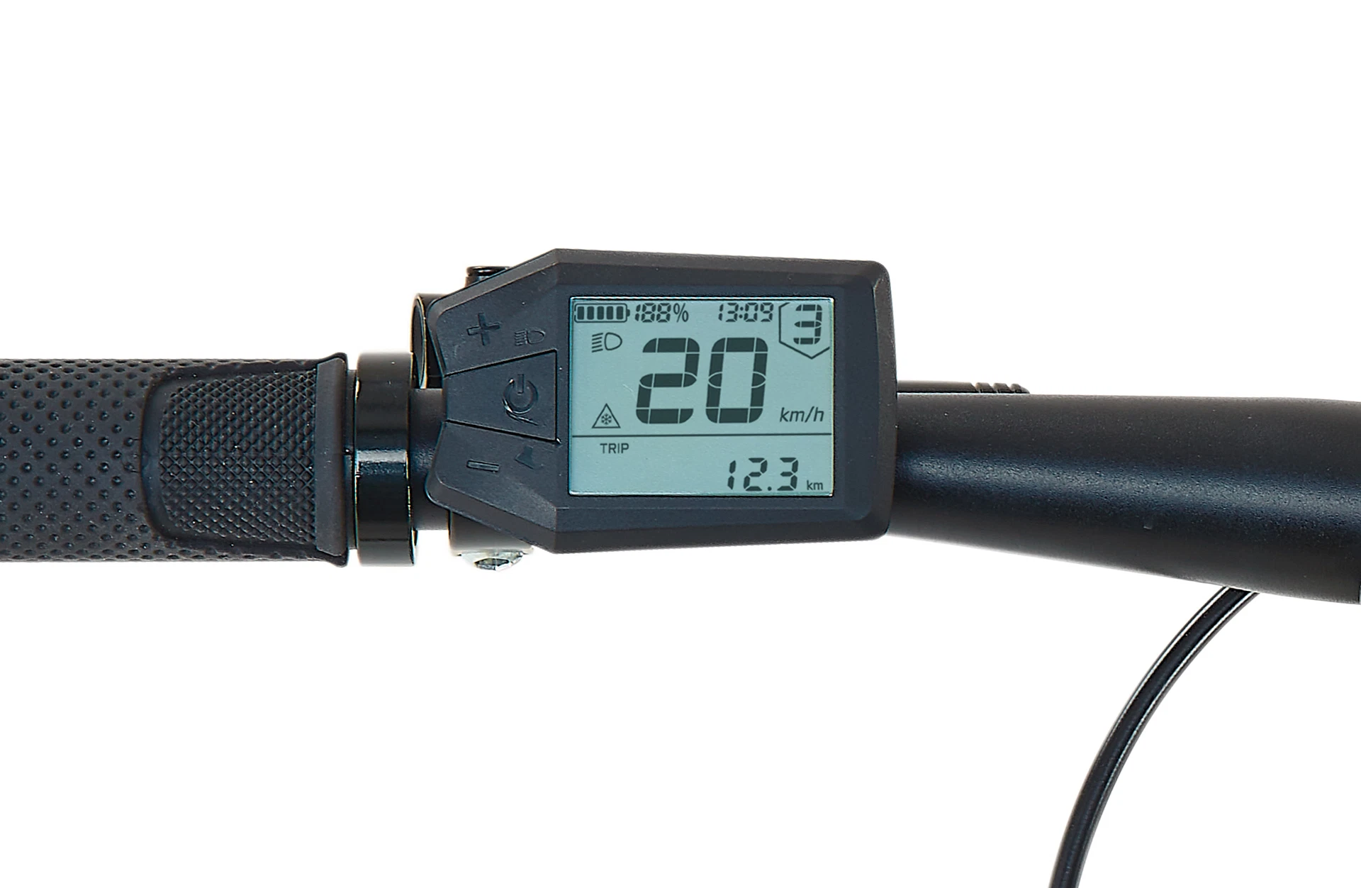 Bildausschnitt LCD-Display am Lenker mit griff und Kabeln vor weißem Hintergrund