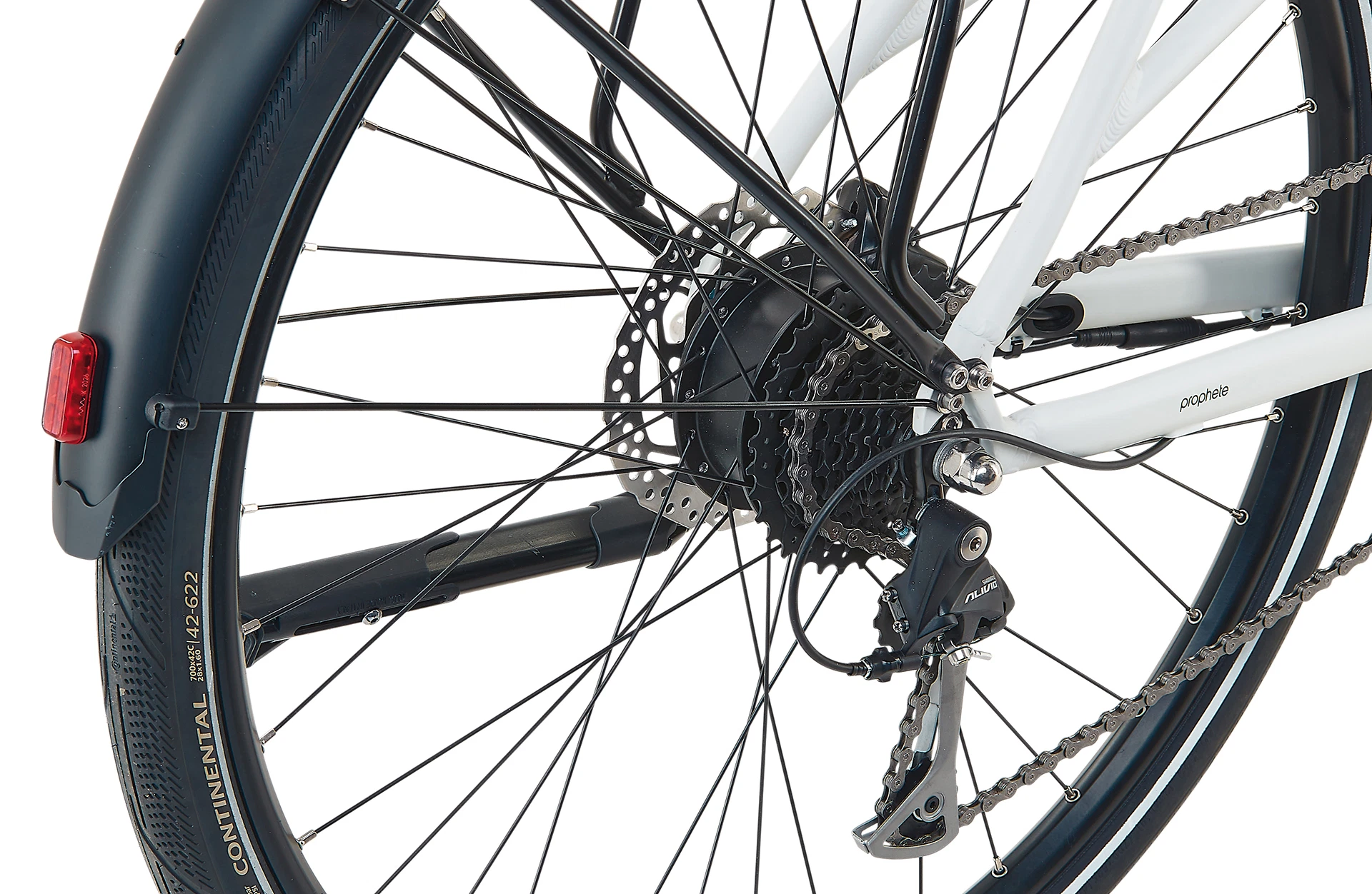 Bildausschnitt Hinterreifen mit Shimano Altus Schaltung, Scheibenbremsen und Schutzblechen vor weißem Hintergrund