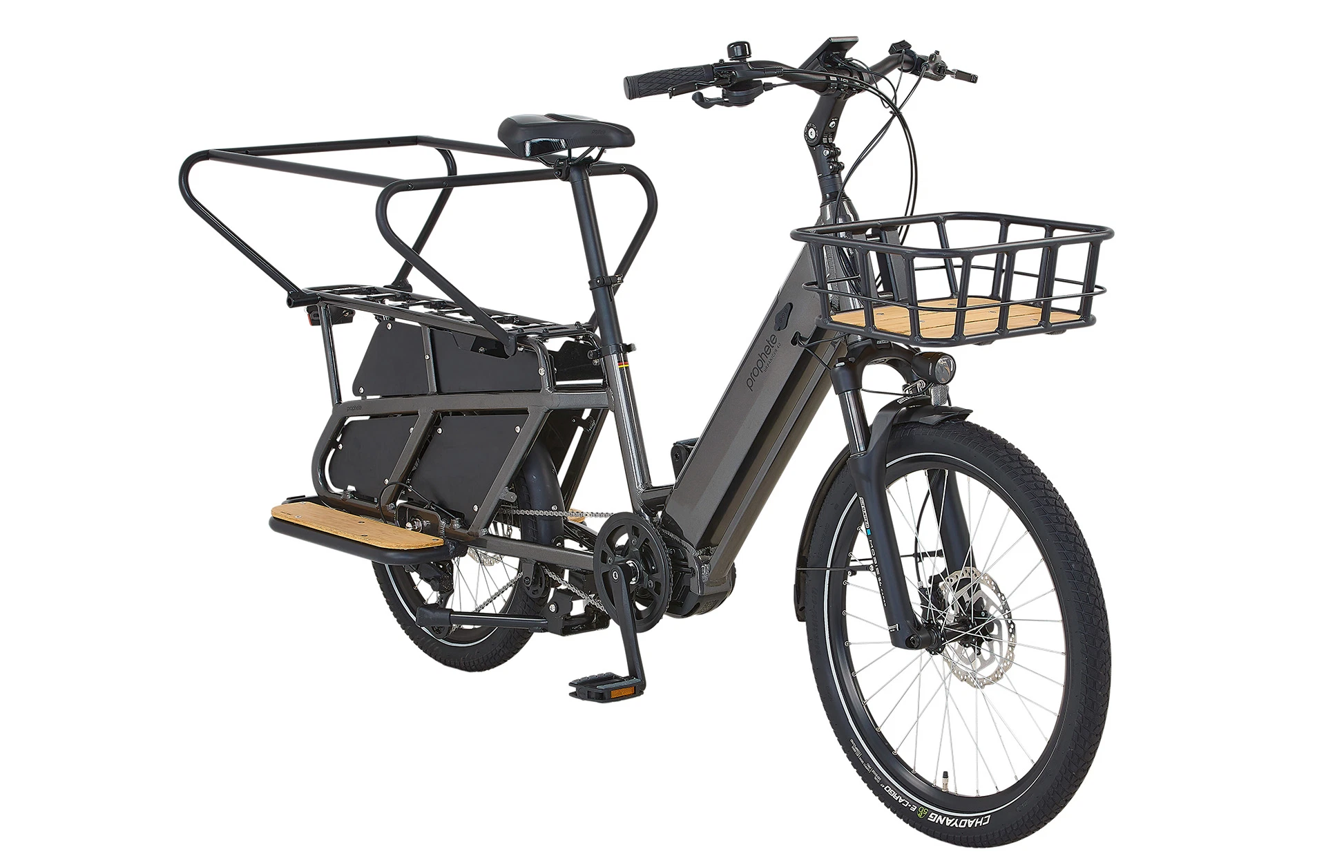 Diagonalansicht Prophete Longtail E-Lastenrad mit Gepäckträgern, Trittbrettern hinten und seitlicher Transporthalterung.