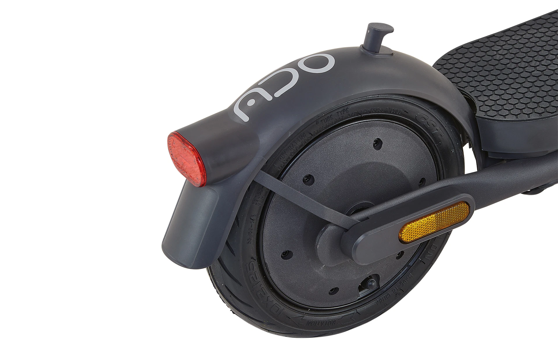 Bildausschnitt Hinterrad mit Heckmotor, Schutzblech und Reflektoren, sowie Rücklicht und ONE Aufdruck auf Schutzblech vor weißem Hintergrund