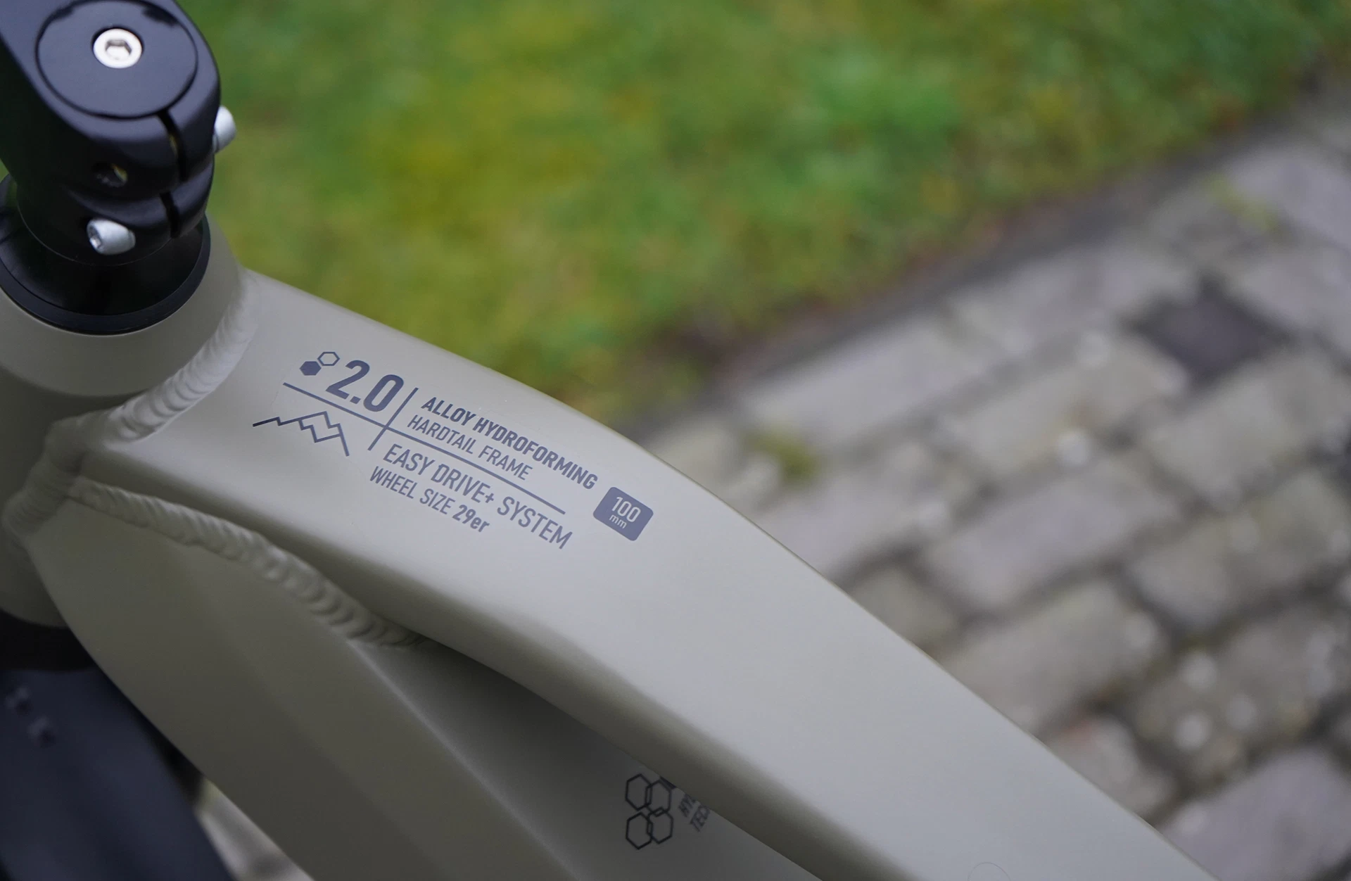 Hydrogeformter Aluminiumrahmen mit Easy-Drive-System-Hardtail-Konstruktion für 29 Zoll- Laufräder, ausgelegt für hohe Stabilität 