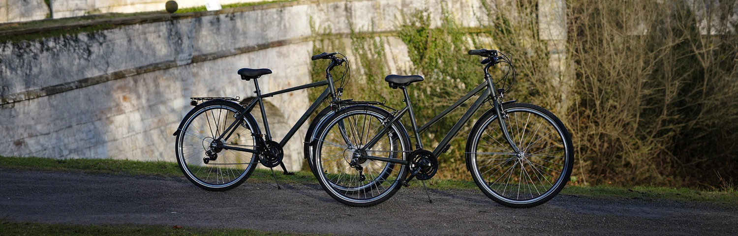 Entdecker 100 Trekking Bike - Ansicht Diamant und Trapezvariante im Freien
