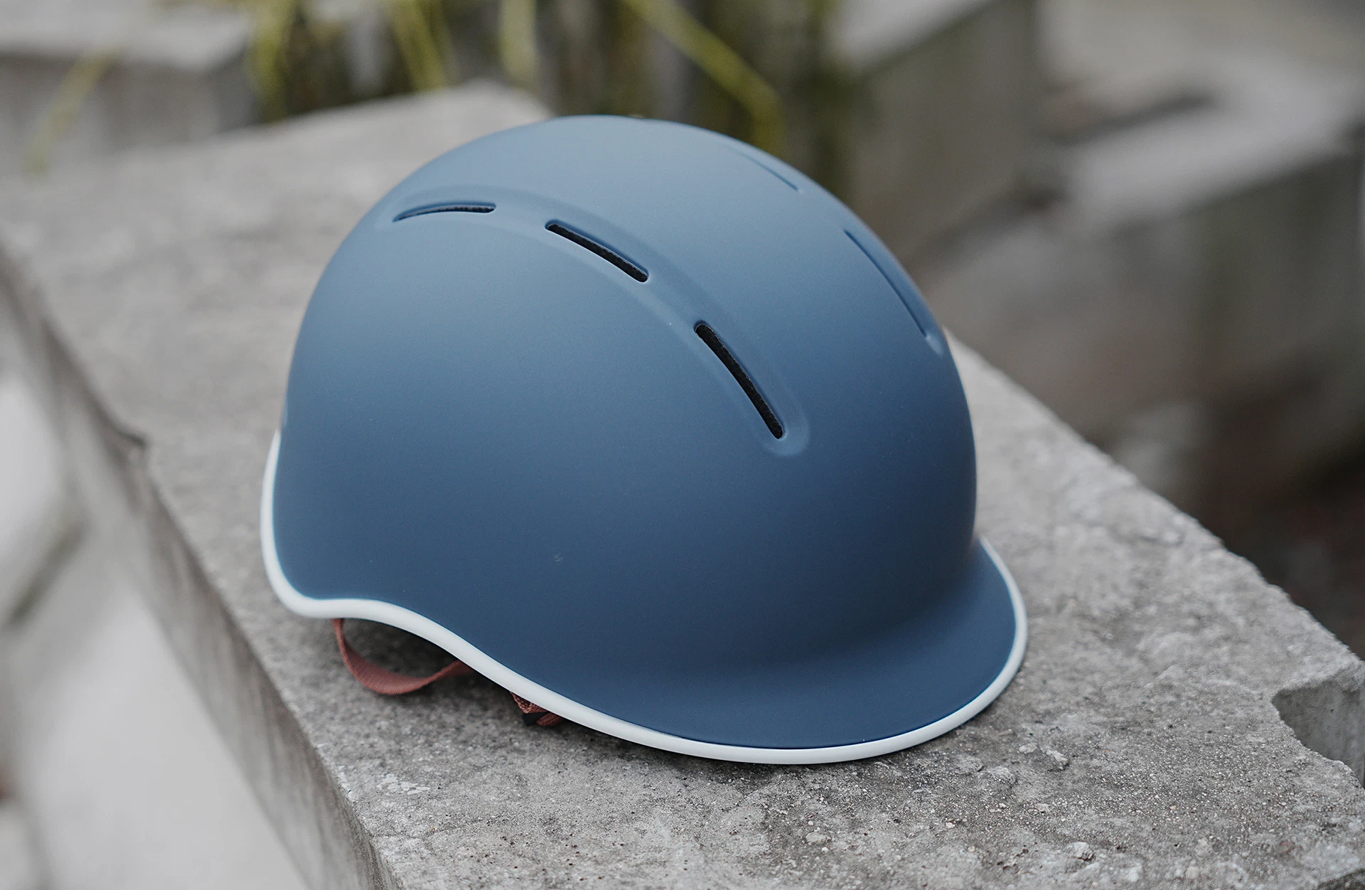 Fahrradhelm blau liegt auf Steinplatte - Detailansicht