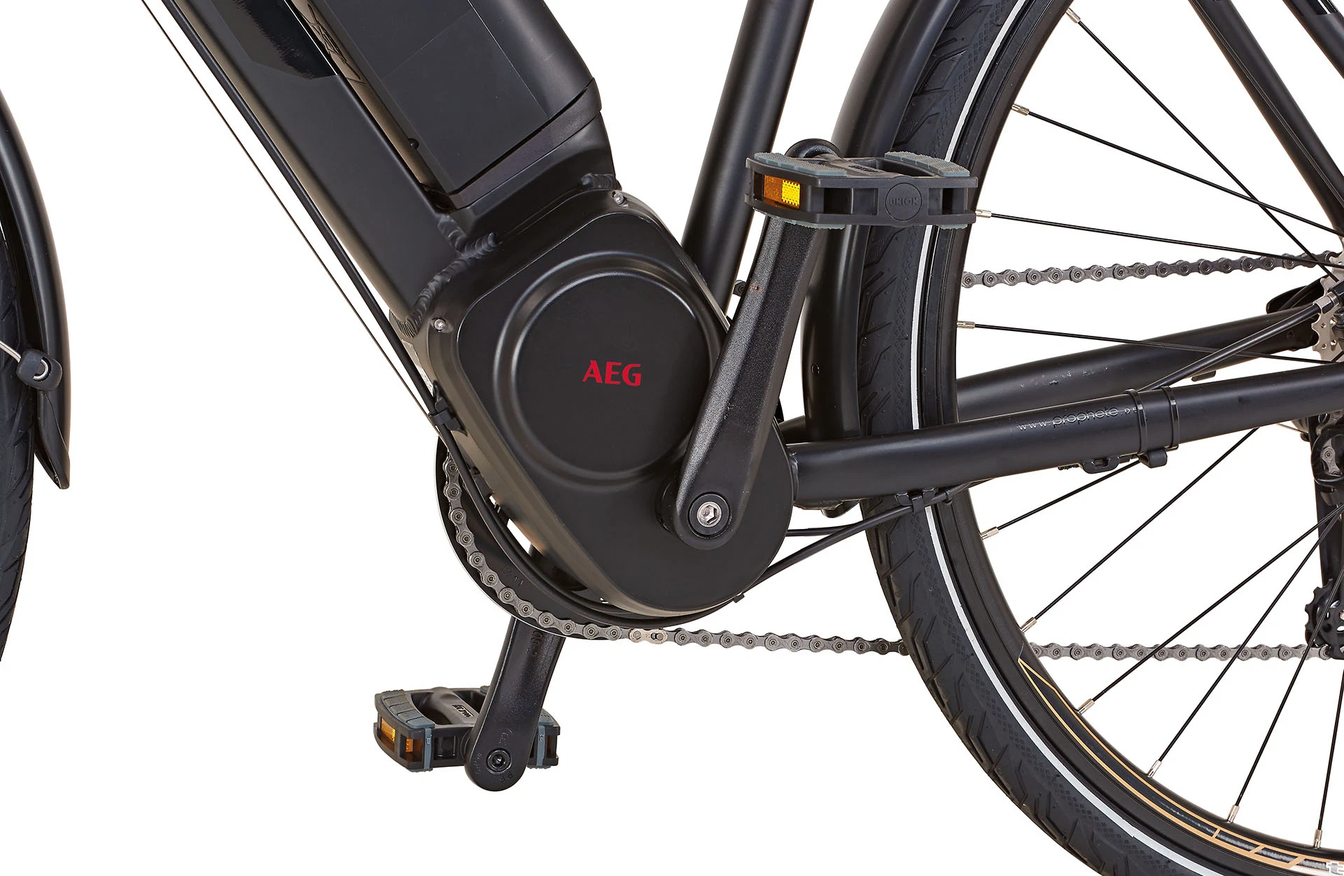 Bildausschnitt Detailansicht AEG Mittelmotor mit Kurbelgarnitur vor weißem Hintergrund