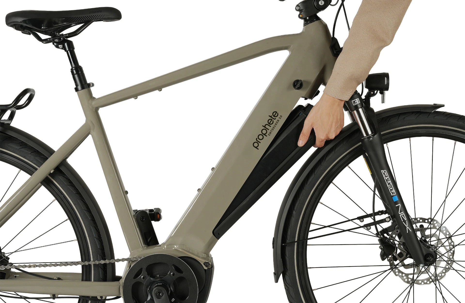 Entdecker 3.0 Trekking E-Bike olivgrün - Detailansicht Akkuentnahme auf weißem Grund