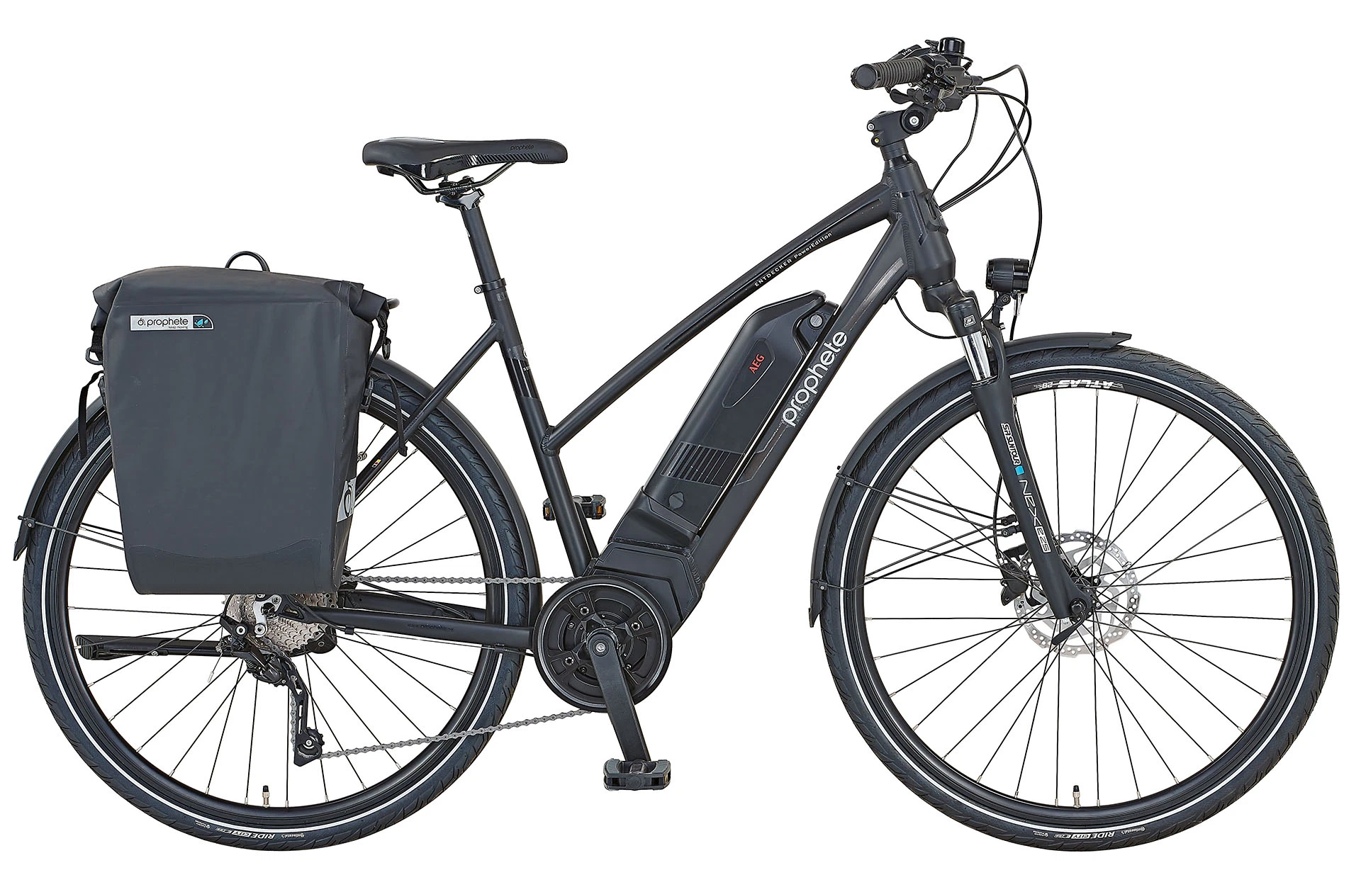 Vollansicht seitlich Prophete Entdecker Power Edition E-Bike mit Tasche und Trapezrahmen vor weißem Hintergrund