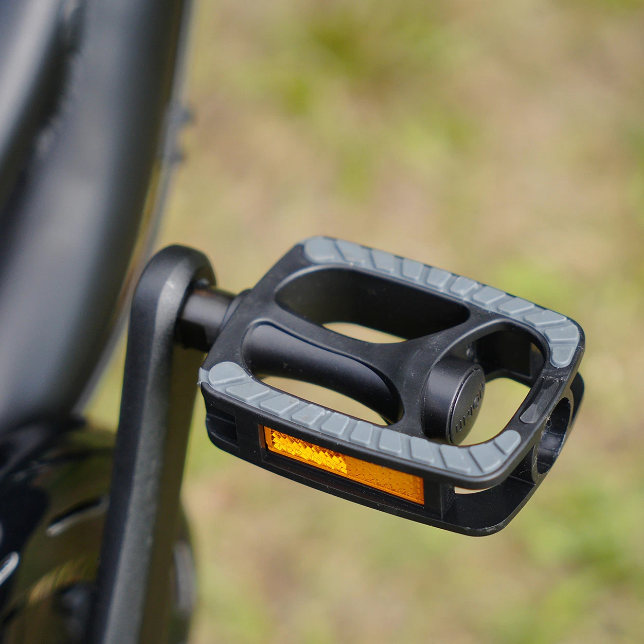 City und Trekking Pedale schmal in der Natur am Fahrrad