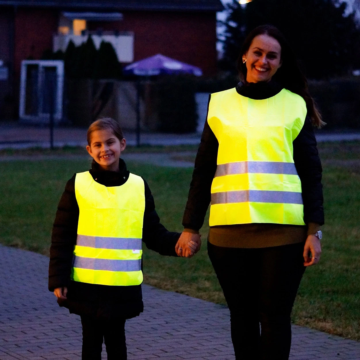 Sicherheitsweste Kinder Kind und Erwachsene tragen Weste im freien bei Dunkelheit