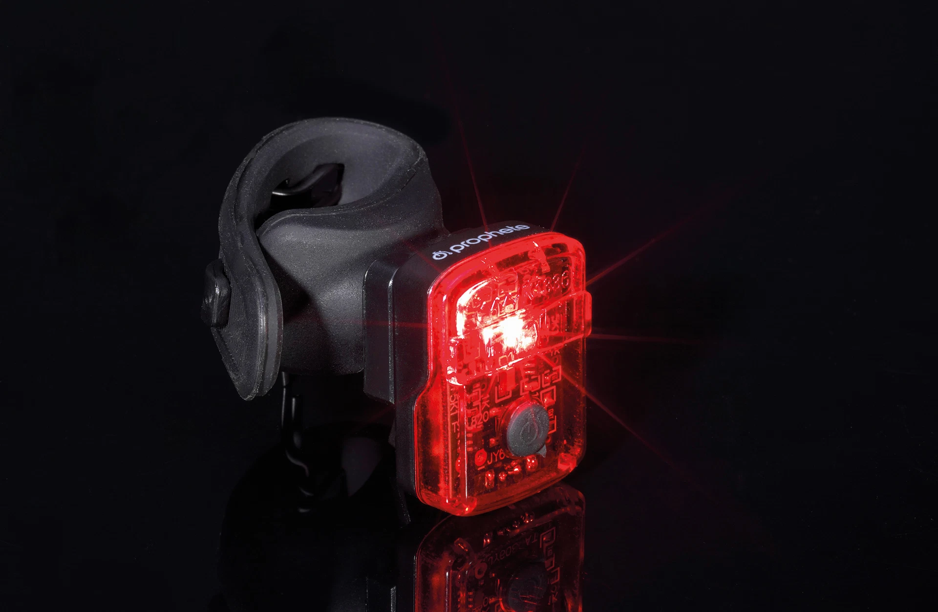 Rücklicht rot leuchtend - diagonale Ansicht auf schwarem Grund
