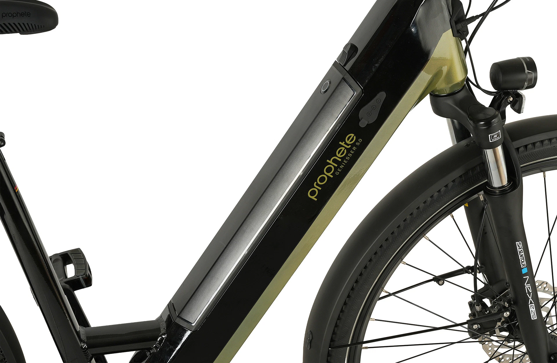 Geniesser 6.0 schwarz/grün City E-Bike - Detailansicht Akku auf weißem Grund