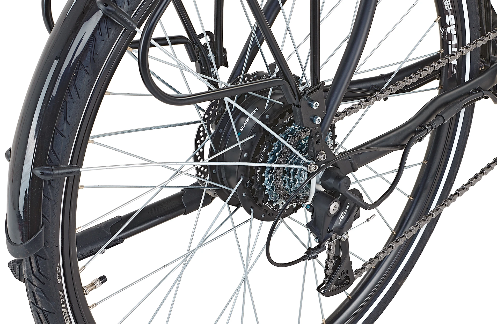 Bildausschnitt Hinterrad mit Teilen von Schaltung, Schutzblech, Gepäckträger und Fahrradständer