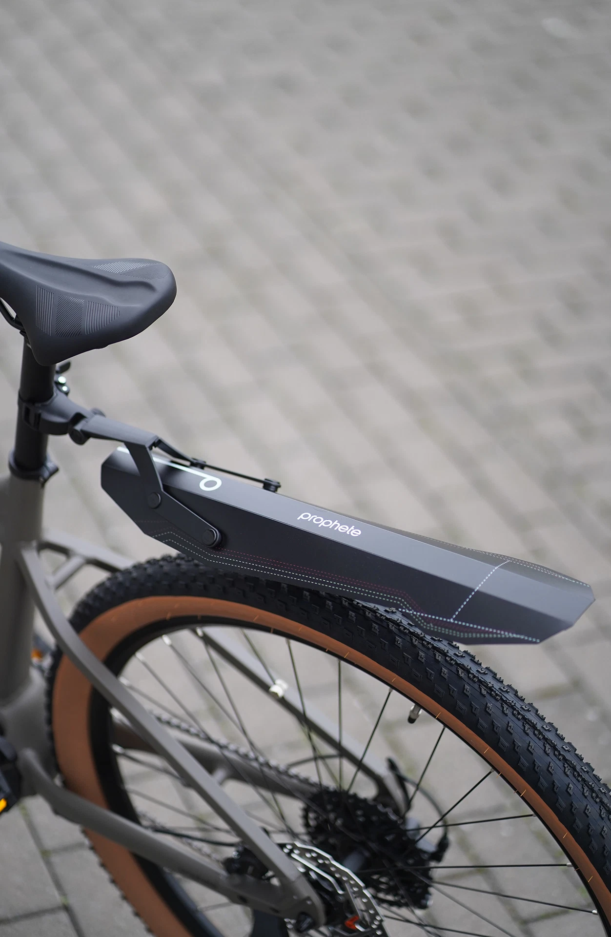 Schutzblech klappbar am Hinterrad montiert - Ansicht diagonal hinten im Freien