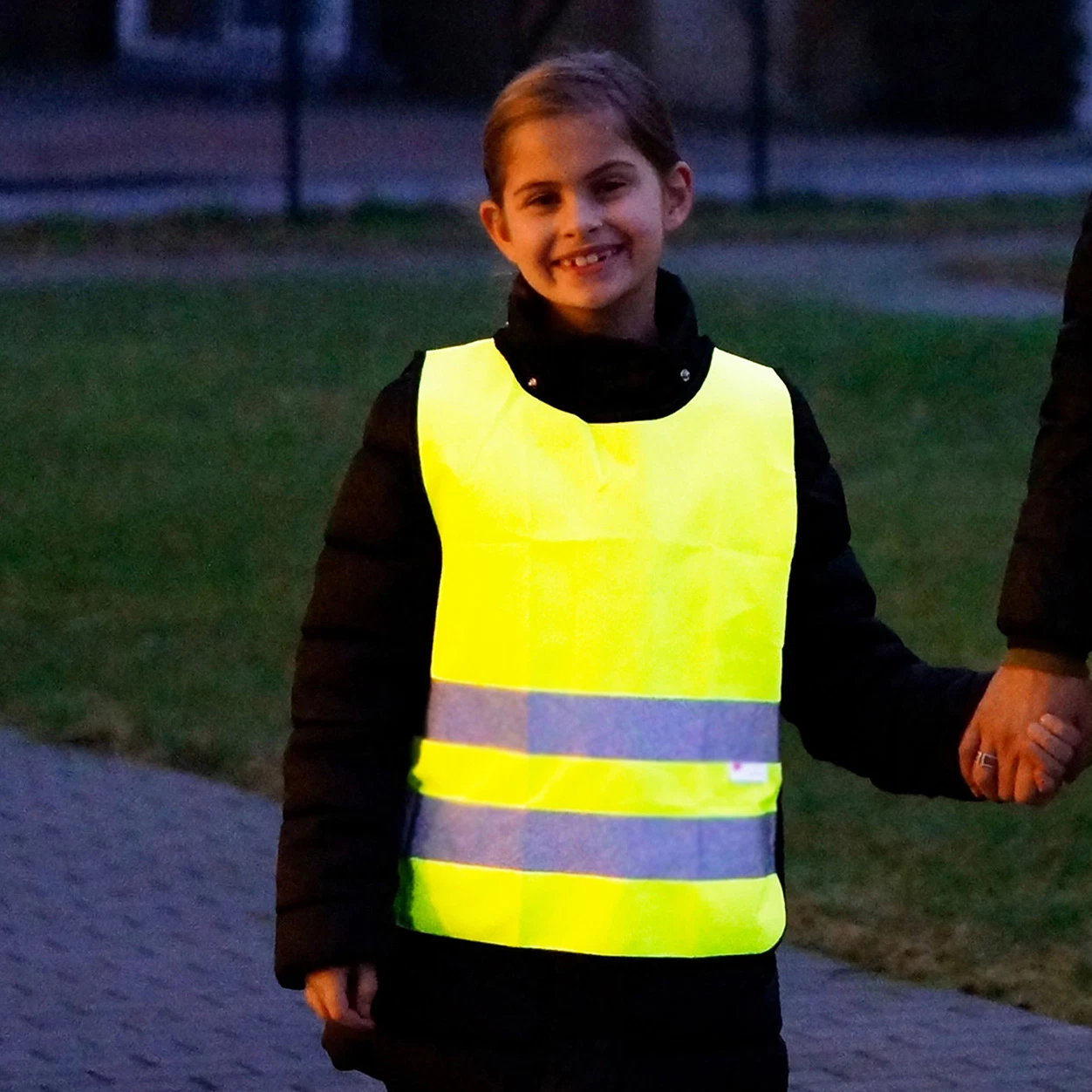 Sicherheitsweste Kinder Kind trägt Weste im freien bei Dunkelheit