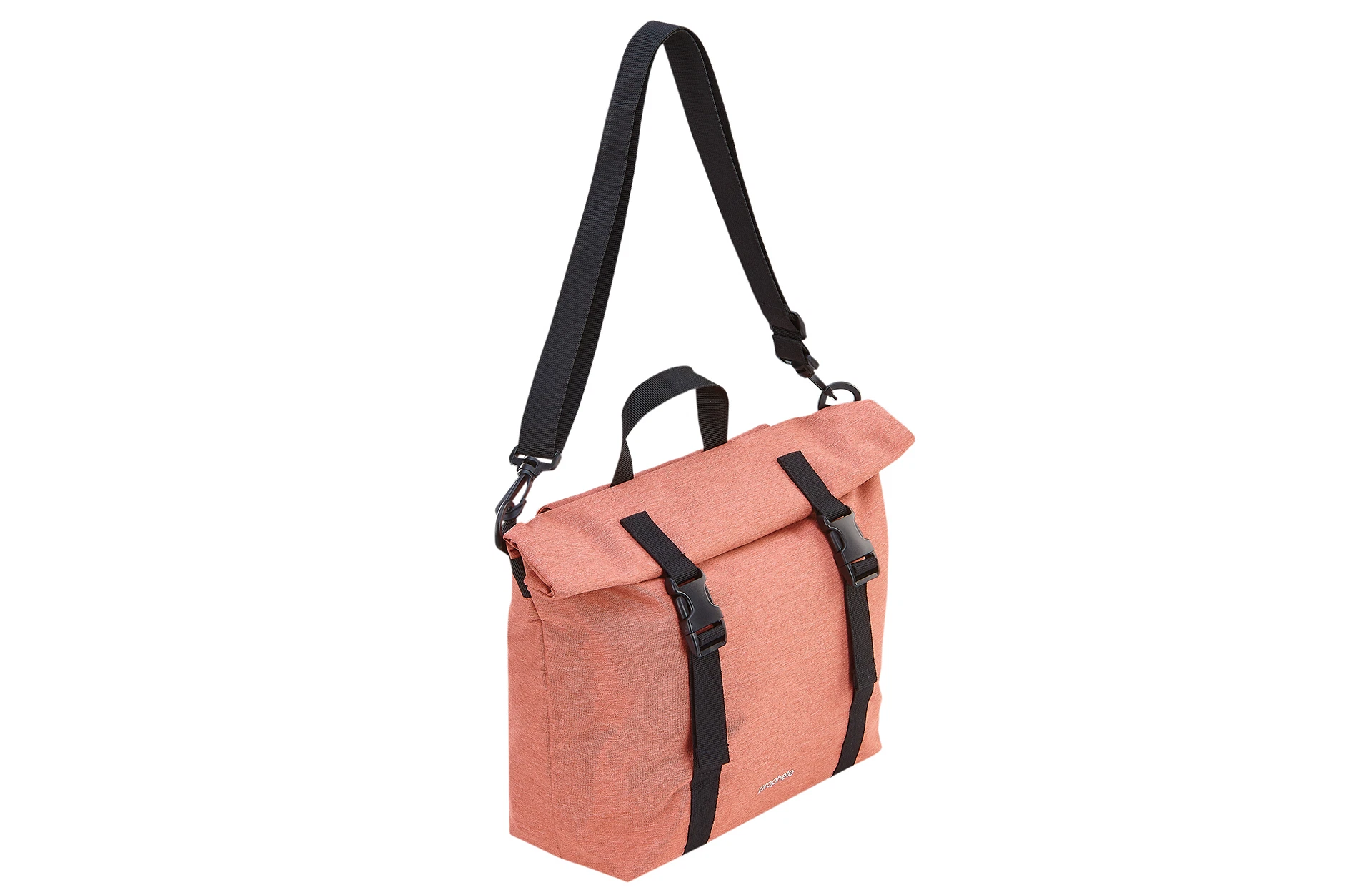 Vollansicht diagonal Flamingo-farbene Packtasche mit Schnallen, Griff und Gurt vor weißem Hintergrund