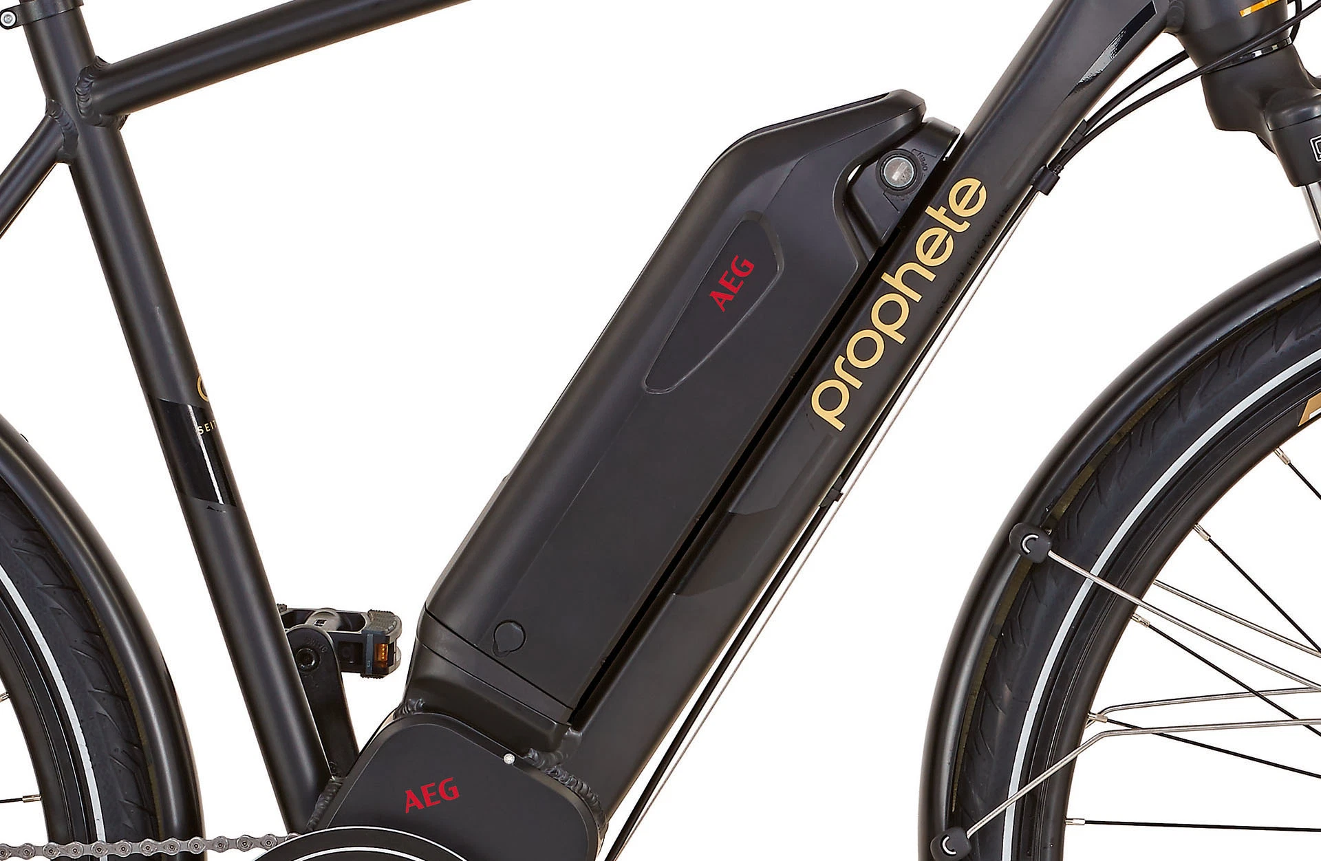Bildausschnitt Detailansicht AEG Downtube Akku am Unterrohr vor weißem Hintergrund
