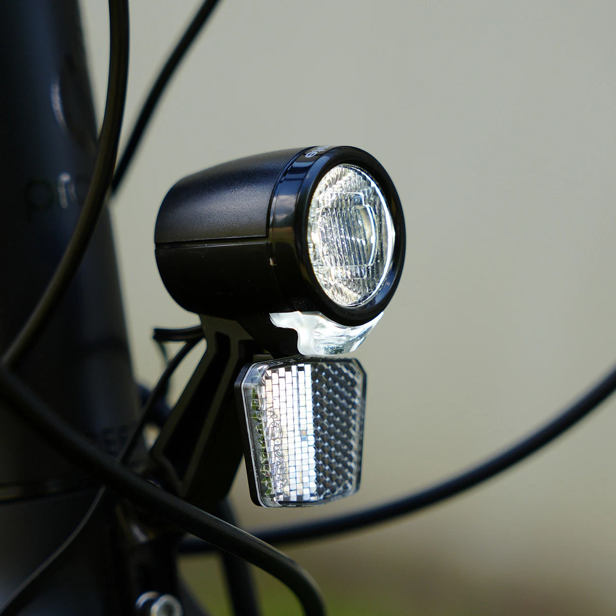 LED-Scheinwerfer 40 LUX leuchtend am Bike im freien