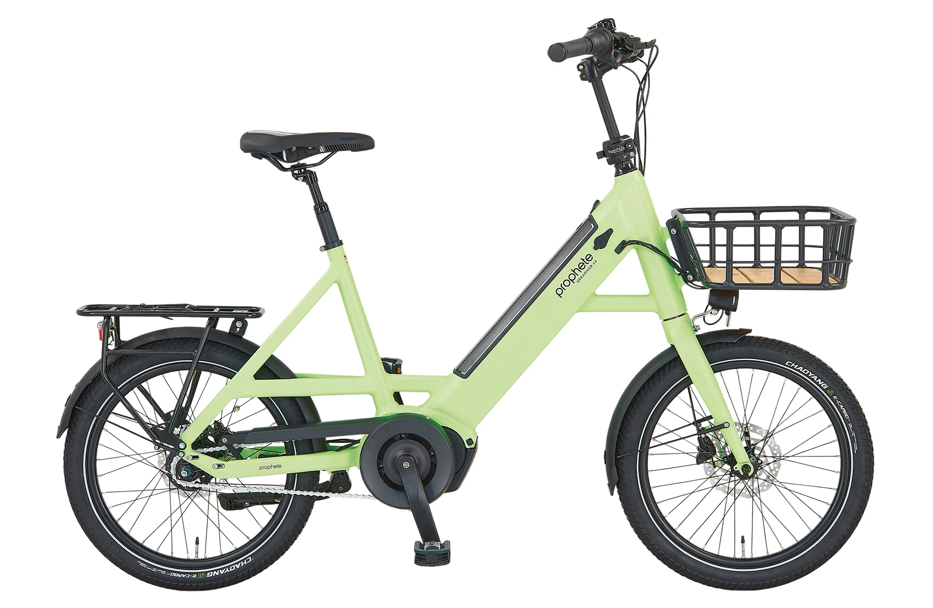 Vollansicht seitlich des prophete URBANICER 3.0 - das kompakte E-Lastenrad für urbane Mobilität. Mit integriertem Frontkorb, robustem Gepäckträger und kraftvollem AEG-MIttelmotor