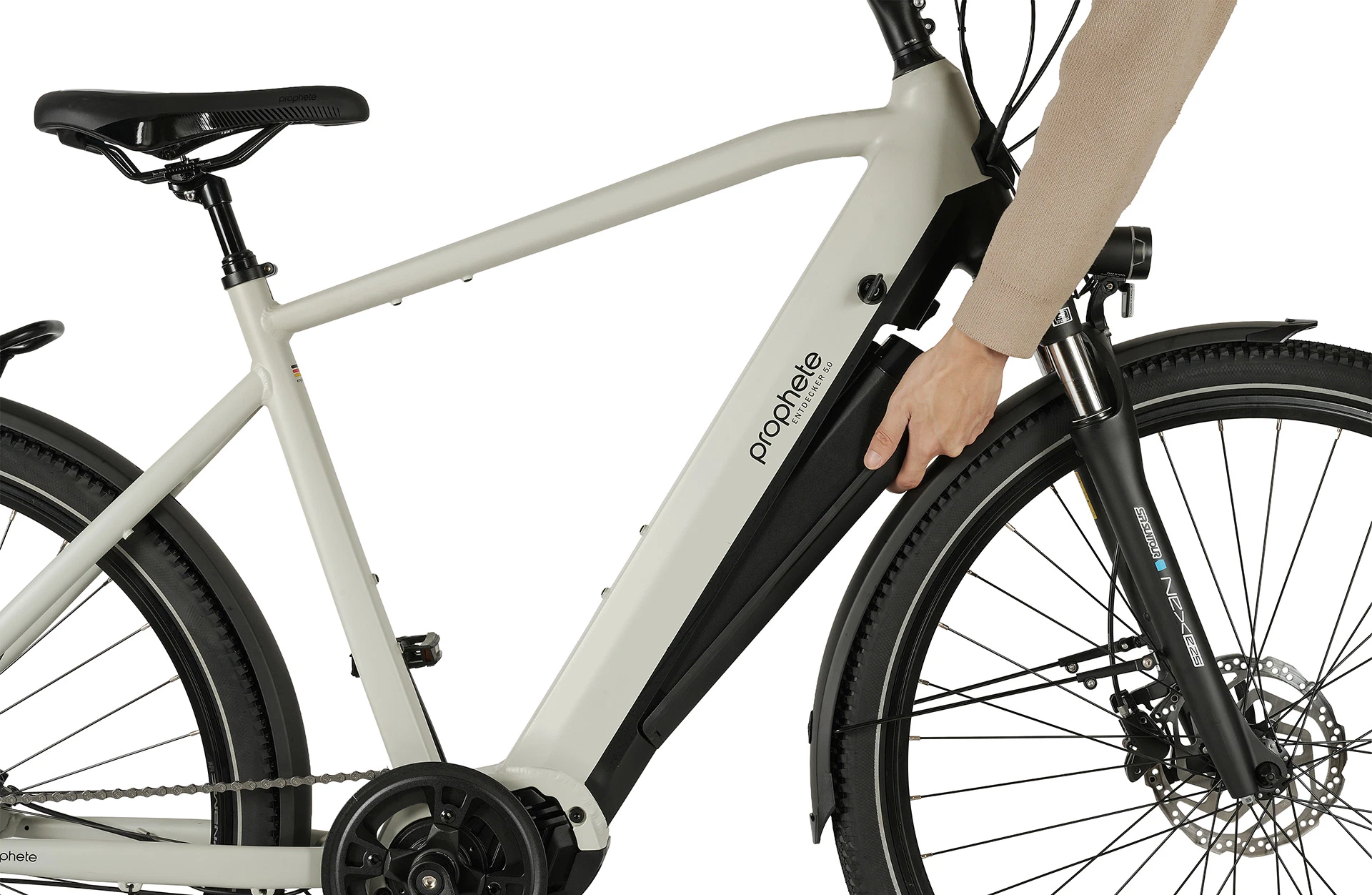 Entdecker 5.0 Trekking E-Bike Trapezrahmen  - Detailansicht Akkuentnahme auf weißem Grund