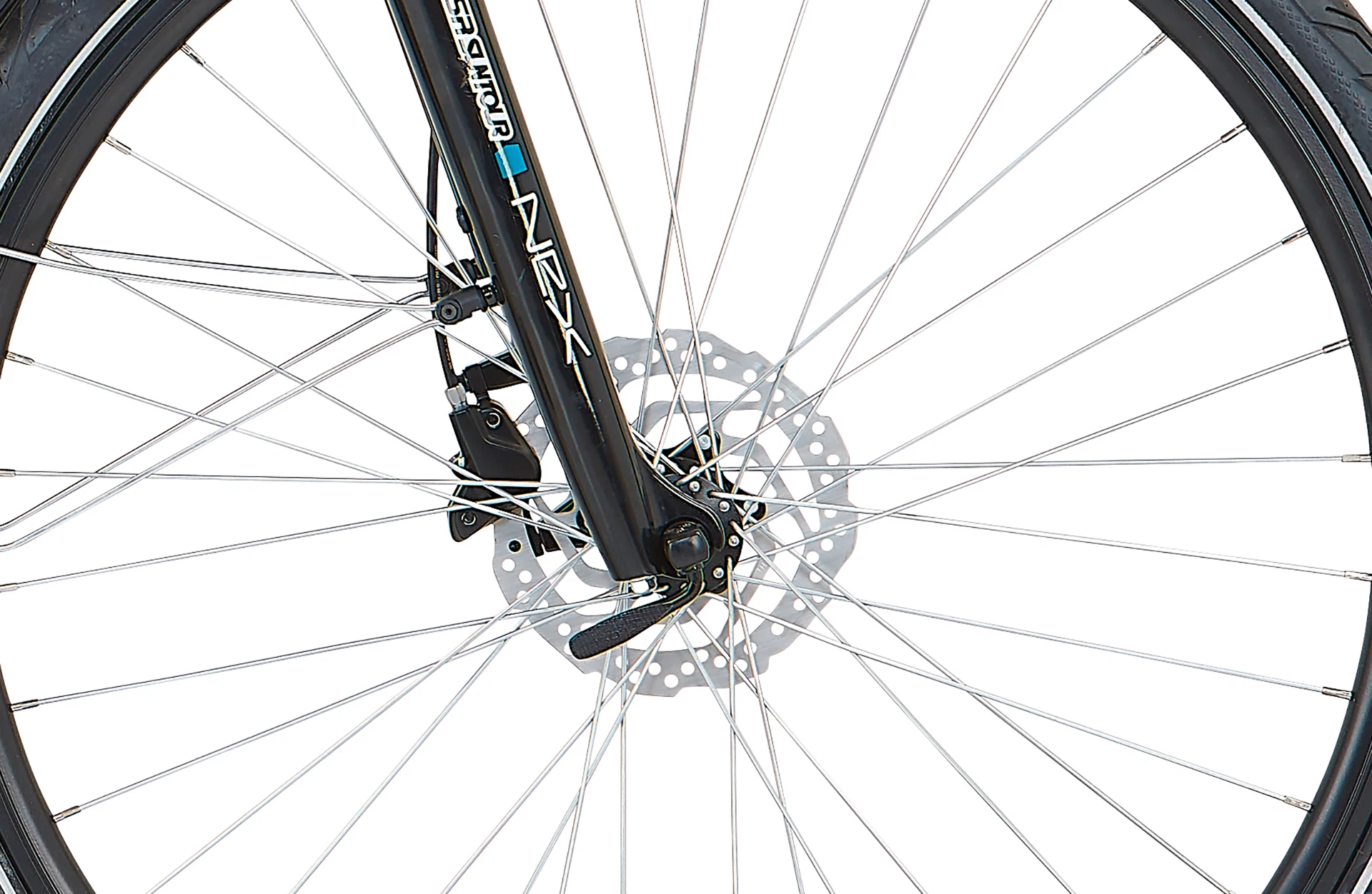 Bildausschnitt Detailansicht Scheibenbremse am Vorderrad vor weißem Hintergrund